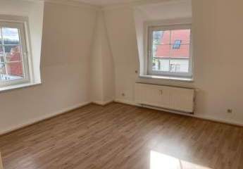 Gemütliche 2-Zimmer mit Laminat und Wannenbad in ruhiger Lage!