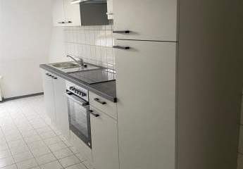 * Großzügige DG 2-Zimmer mit Wannenbad, EBK und Stellplatz im Zentrum! *