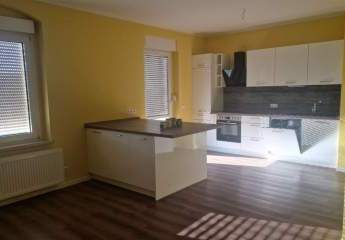 Großzügige 5-Zimmer mit Garage, 2xBalkon, 2xBäder, EBK und Laminat in guter Lage!