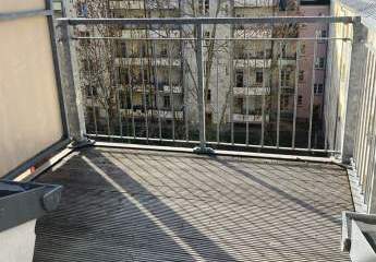 Gemütliche DG 3-Zimmer mit Balkon, Laminat, Wanne und offener Küche in guter Lage!