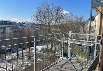 Vollmöblierte und gemütliche DG 3-Zimmer mit Balkon, Laminat und  Wanne!