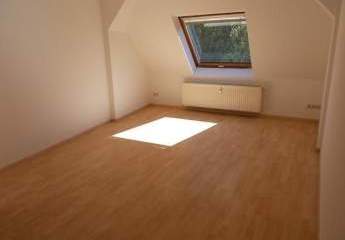 Günstige DG 3-Zimmer mit Laminat und Stellplatz in ruhiger Lage!