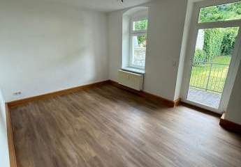 Großzügige 2-Zimmer mit Laminat, Wannenbad und Balkon in guter Lage! EBK mgl.