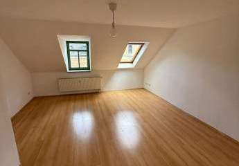 Günstige DG 3-Zi. mit Laminat, Balkon, Wanne und Dusche in sehr guter Lage