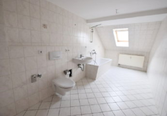 Gemütliche DG 2-Zimmer Wohnung mit Laminat und Wannenbad in guter Lage