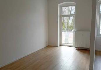 Neurenoviert! * Großzügige 2-Zimmer mit Laminat, Balkon und Wanne in ruhiger Lage! *