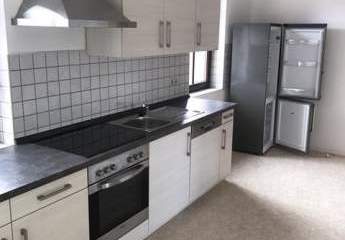 Einbauküche! Günstige DG 3-Zimmer mit Laminat und Wanne in guter Lage!