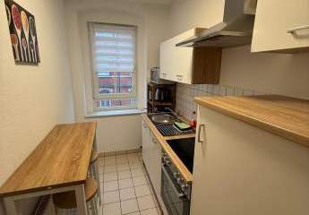 Gemütliche 2-Zimmer mit Laminat und Wannenbad mit Fenster in ruhiger Lage!