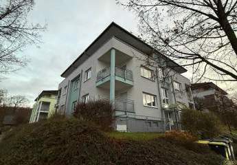 Großzügige DG 2-Zimmer mit TG , umlaufender Dachterrasse, Wanne und Lam. in sehr guter Lage!