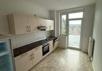 Großzügige 2-Zimmer mit EBK, Laminat, Stellplatz, Balkon und Wanne in zentraler Lage!