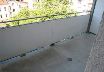 Große 2-Zimmer mit Laminat, Wannenbad, Stellplatz und Balkon in ruhiger Lage!