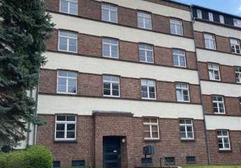 Großezügige  2-Zimmer mit Laminat, Wannenbad, EBK & Balkon in ruhiger Lage!