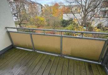 Großzügige 2-Zimmer mit neuem Laminat, Dusche und Balkon in ruhiger Lage!