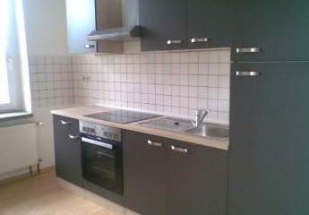 *** Großzügige WG 2-Zimmer mit Wannenbad, Einbauküche und Laminat im Zentrum ***