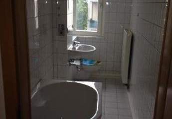 Günstige 2-Zimmer mit Wannenbad und Laminat in ruhiger Lage an der Gartenanlage!