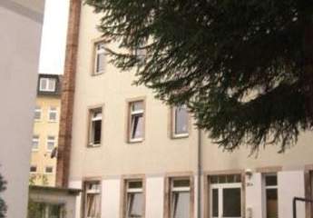 Großzügige Hinterhaus 2-Zimmer mit Laminat, EBK und Wannenbad in uninaher Lage!