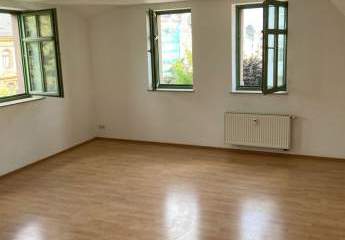 Großzügige DG 1-Zimmer mit Laminat und Wanne in sehr guter Lage