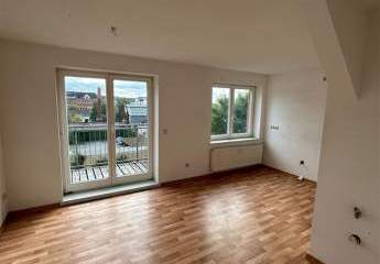 Großzügige DG 2-Zimmer mit Laminat, EBK, Balkon und Wannenbad!