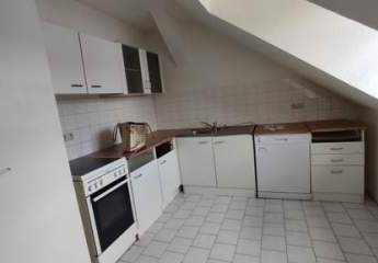 Großzügige DG 3-Zimmer mit Einbauküche, Wannenbad und Parkett in zentraler Lage!