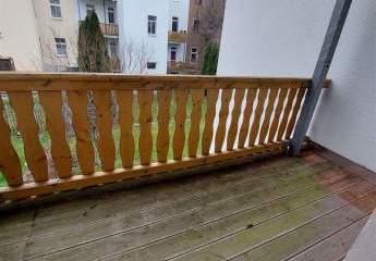 Kleine 2-Zimmerwohnung mit Laminat, Balkon und offener Küche in ruhiger Lage!