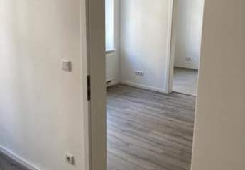 Zweitbezug nach Sanierung! Großzügige 3-Zimmerwohnung mit Laminat, Balkon, Wanne und Einbauküche!