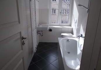 *** 2-Zimmer mit Laminat und Wannenbad in guter Lage ***