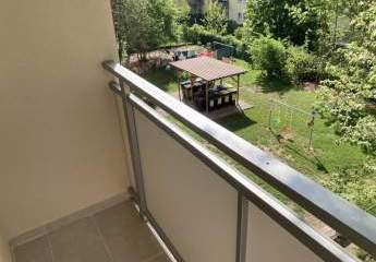 Zweitbezug nach Sanierung! Großzügige 3-Zimmerwohnung mit Laminat, Balkon, Wanne und Einbauküche!