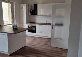 Große 5-Zimmer mit Doppelgarage, Garten, 2xBlk., 2xBad, EBK und Lam. in guter Lage!