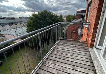 Großzügige DG 2-Zimmer mit Laminat, EBK, Balkon und Wannenbad!