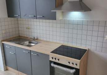 Großzügige 2-Zimmer mit Einbauküche, Laminat, Wanne, Dusche, Balkon, Stellpl. und Abstellraum!