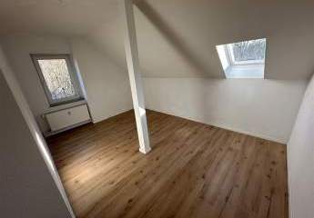 NEU-Sanierte DG 3-Zimmer mit Laminat und Wanne in sehr guter Lage!