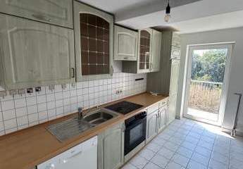 Großzügige 2-Zimmer mit Laminat,
Balkon, EBK und Wannenbad in zentraler Lage