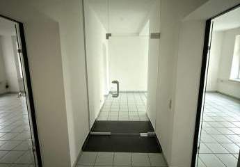 Großzügige 3-Zimmer Büroeinheit mit Fliesen und EBK in ruhiger Lage!