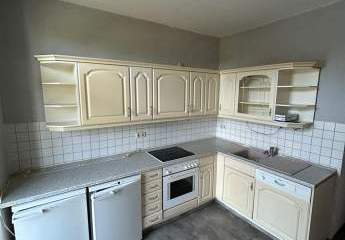 Großzügige 2-Zimmer mit EBK, Laminat, Stellplatz, Balkon und Wanne in zentraler Lage!