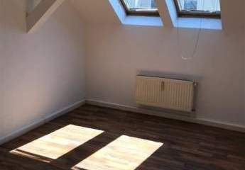Kompakte Hinterhaus DG 2,5-Zimmer mit Einbauküche, Laminat und Wanne in uninaher Lage!