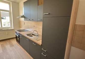 Neue Einbauküche! Große 3-Zimmer mit neuem Laminat und Wannenbad in guter Lage!