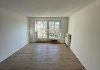 Großzügige 2,5-Zimmer mit Balkon Tageslichtbad und Wanne in guter Lage!