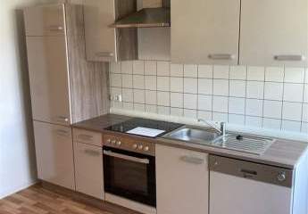 Schicke 2-Zimmer mit Einbauküche, Laminat, Wannenbad & Balkon in ruhiger Lage!