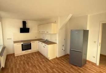 Großzügige DG 2-Zimmer mit Laminat, EBK, Balkon und Wannenbad!