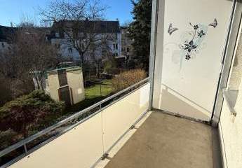 Große 2-Zimmer mit Laminat, Wannenbad, Stellplatz und Balkon in ruhiger Lage!