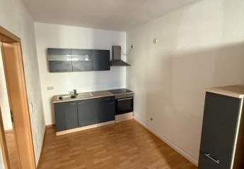 Großzügige Hinterhaus 2-Zimmer mit Laminat, EBK und Wannenbad in uninaher Lage!