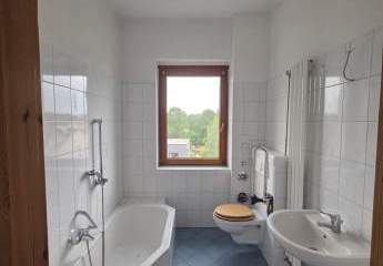 Großzügige 3-Zimmer mit Laminat, Küchenofen, Kachelofen und offener Küche in zentraler Lage!