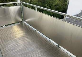 Zweitbezug nach Sanierung! 4-Zimmer mit Wanne, Balkon und Laminat in zentraler Lage!