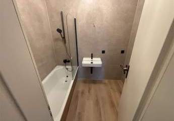 NEU-Sanierte 2-Zimmer mit Laminat, Wannenbad und offener Küche in zentraler Lage! EBK mgl.