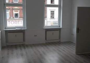 Großzügige 3-Zimmer mit Laminat, EBK und Wannenbad in zentraler Lage!