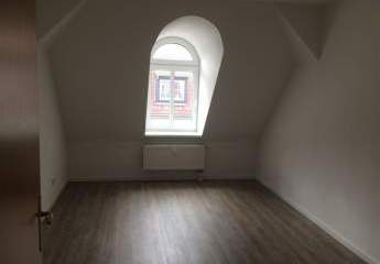 * Vermietete und günstige DG 3-Zimmerwohnung mit Wannenbad, EBK und Laminat in ruhiger Lage! *