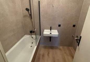 NEU-Sanierte 2-Zimmer mit Laminat, Wannenbad und offener Küche in ruhiger Lage!