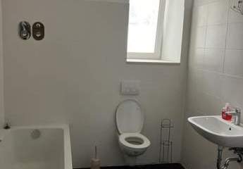 Zweitbezug nach San.! Großzügige 2-Zimmer mit Wanne, EBK und Laminat in zentraler Lage