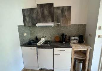 Zweitbezug nach San.! Kompaktloft 1-Zi. im Hinterhaus mit Du. und Lam. in zentraler Lage! EBK mgl.