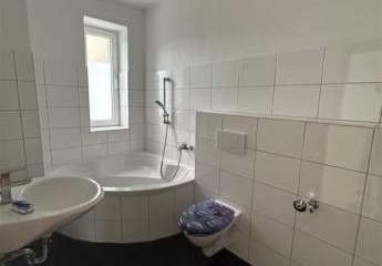 Großzügige 3-Zimmer mit Laminat, Balkon und Eckwanne in guter Lage